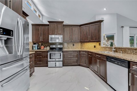 House in Coral Springs, Florida 4 bedrooms, 241.73 sq.m. № 1846175 - photo 9