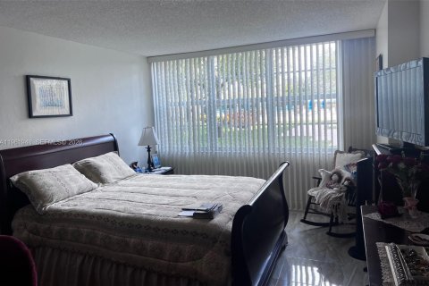 Copropriété à vendre à Pembroke Pines, Floride: 1 chambre, 91.04 m2 № 2023702 - photo 8