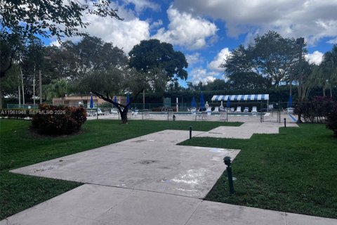 Copropriété à vendre à Pembroke Pines, Floride: 1 chambre, 91.04 m2 № 2023702 - photo 18