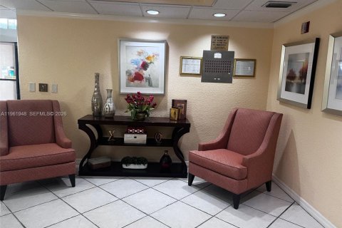 Copropriété à vendre à Pembroke Pines, Floride: 1 chambre, 91.04 m2 № 2023702 - photo 23