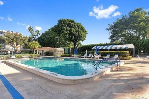 Copropriété à vendre à Pembroke Pines, Floride: 1 chambre, 91.04 m2 № 2023702 - photo 20