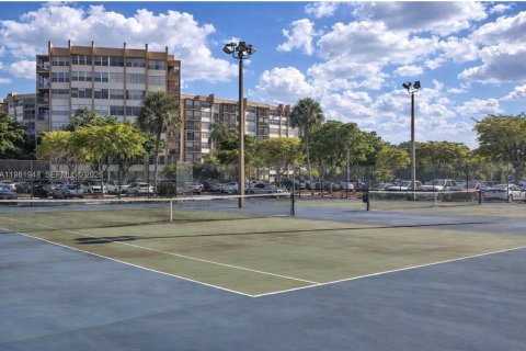 Copropriété à vendre à Pembroke Pines, Floride: 1 chambre, 91.04 m2 № 2023702 - photo 27