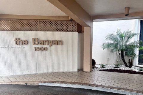 Copropriété à vendre à Pembroke Pines, Floride: 1 chambre, 91.04 m2 № 2023702 - photo 2