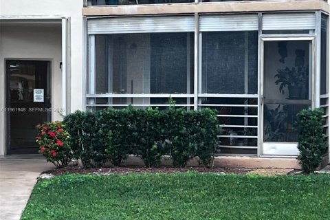 Copropriété à vendre à Pembroke Pines, Floride: 1 chambre, 91.04 m2 № 2023702 - photo 17