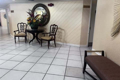 Copropriété à vendre à Pembroke Pines, Floride: 1 chambre, 91.04 m2 № 2023702 - photo 25