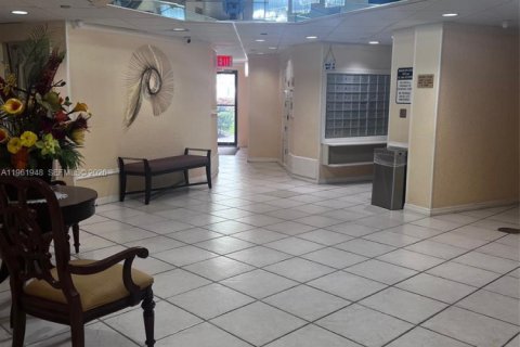 Copropriété à vendre à Pembroke Pines, Floride: 1 chambre, 91.04 m2 № 2023702 - photo 24