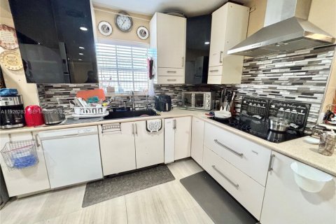 House in Miramar, Florida 3 bedrooms, 147.53 sq.m. № 1986563 - photo 10