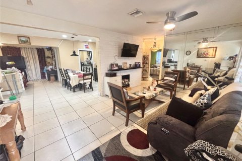 House in Miramar, Florida 3 bedrooms, 147.53 sq.m. № 1986563 - photo 4