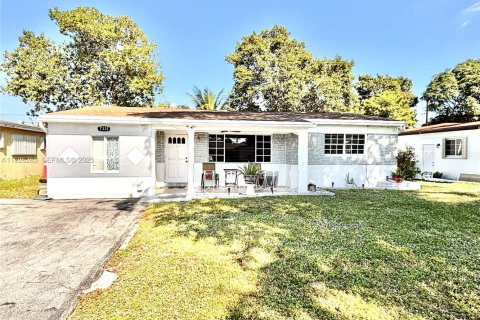 House in Miramar, Florida 3 bedrooms, 147.53 sq.m. № 1986563 - photo 1