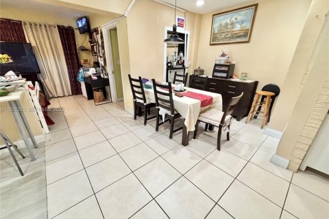 House in Miramar, Florida 3 bedrooms, 147.53 sq.m. № 1986563 - photo 7