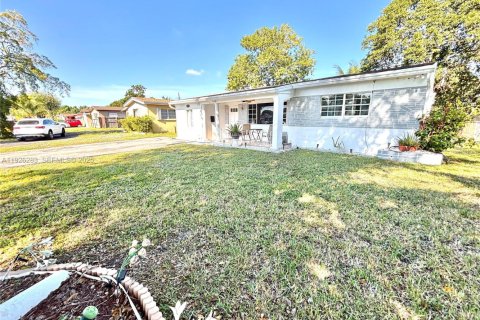 House in Miramar, Florida 3 bedrooms, 147.53 sq.m. № 1986563 - photo 2