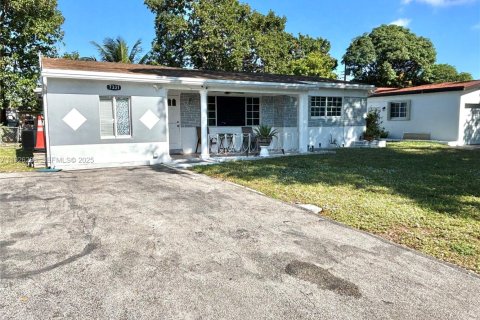 House in Miramar, Florida 3 bedrooms, 147.53 sq.m. № 1986563 - photo 3