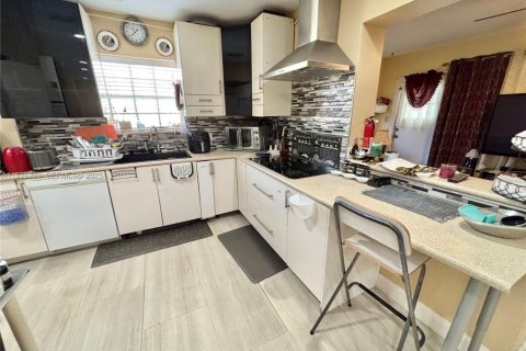 House in Miramar, Florida 3 bedrooms, 147.53 sq.m. № 1986563 - photo 11