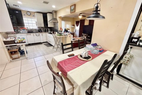 House in Miramar, Florida 3 bedrooms, 147.53 sq.m. № 1986563 - photo 9