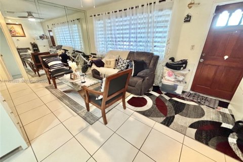 House in Miramar, Florida 3 bedrooms, 147.53 sq.m. № 1986563 - photo 5