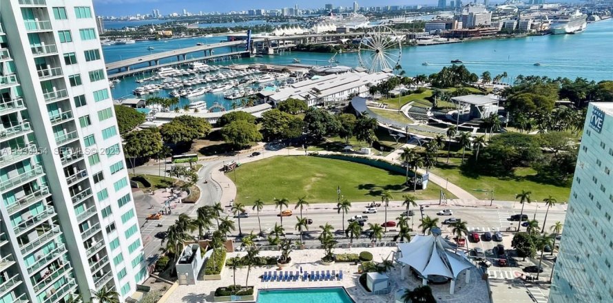Condominio en Miami, Florida, 2 dormitorios  № 1992250