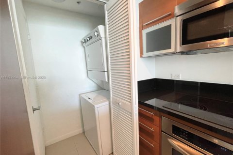 Condominio en alquiler en Miami, Florida, 2 dormitorios, 98.29 m2 № 1992250 - foto 13