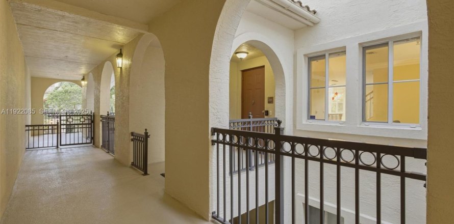 Кондоминиум с 7 комнатами в Санрайз, Флорида № 1983941