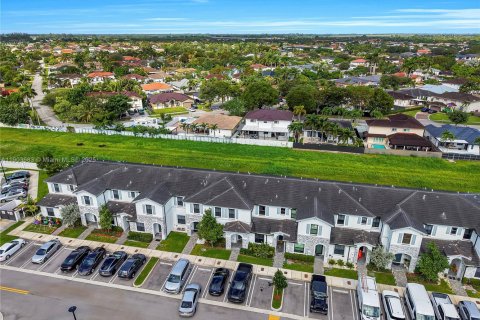 Townhouse in Miami, Florida 3 bedrooms, 142.98 sq.m. № 1954446 - photo 2