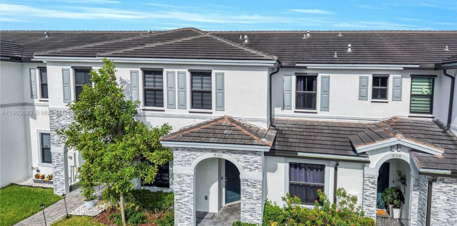 Townhouse in Miami, Florida 3 bedrooms, 142.98 sq.m. № 1954446