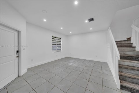 Townhouse in Miami, Florida 3 bedrooms, 142.98 sq.m. № 1954446 - photo 14
