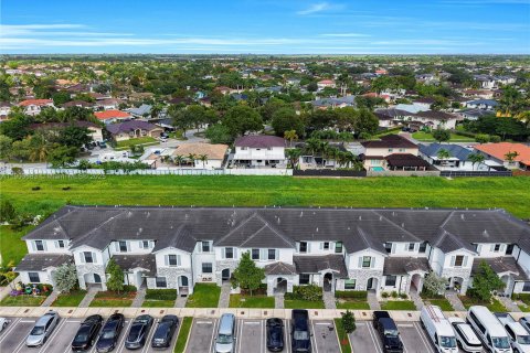 Townhouse in Miami, Florida 3 bedrooms, 142.98 sq.m. № 1954446 - photo 4