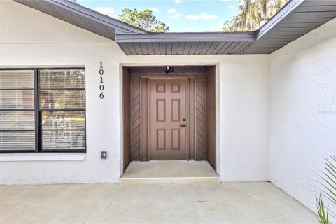 House in New Port Richey, Florida 3 bedrooms, 196.21 sq.m. № 2431004 - photo 4