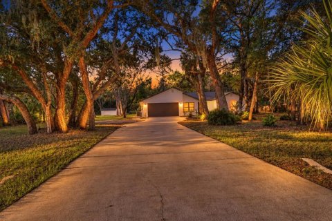 House in New Port Richey, Florida 3 bedrooms, 196.21 sq.m. № 2431004