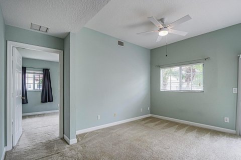 Condo in Vero Beach, Florida, 2 bedrooms № 2188146 - photo 11