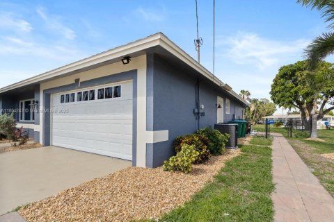 Villa ou maison à vendre à Cape Coral, Floride: 3 chambres, 153.29 m2 № 1939344 - photo 4