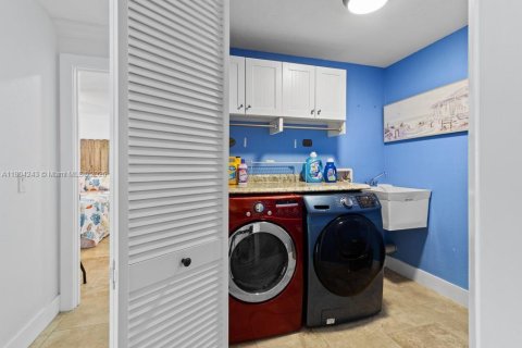 Villa ou maison à vendre à Cape Coral, Floride: 3 chambres, 153.29 m2 № 1939344 - photo 28