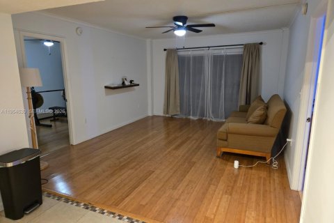 Condominio en alquiler en Lauderhill, Florida, 2 dormitorios, 90.3 m2 № 2026039 - foto 3