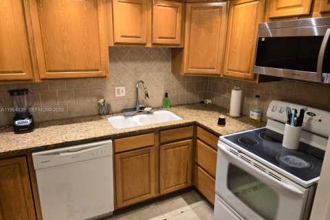 Condominio en alquiler en Lauderhill, Florida, 2 dormitorios, 90.3 m2 № 2026039 - foto 4