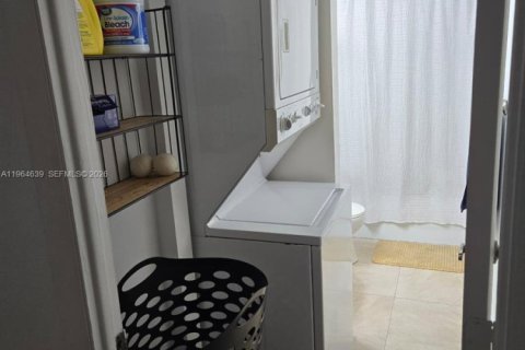 Condominio en alquiler en Lauderhill, Florida, 2 dormitorios, 90.3 m2 № 2026039 - foto 13