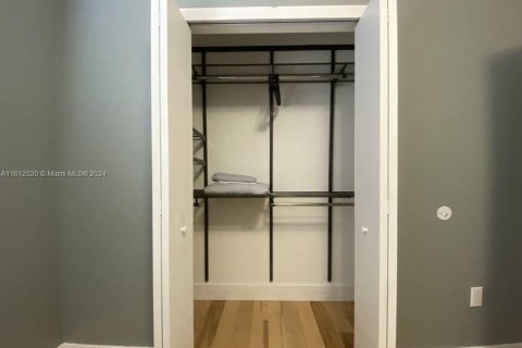 Adosado en alquiler en Miami, Florida, 3 dormitorios, 158.49 m2 № 2055034 - foto 16