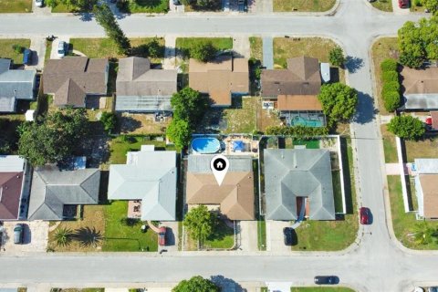 House in Port Richey, Florida 3 bedrooms, 156.63 sq.m. № 1877276 - photo 6