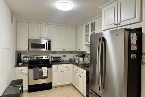 Condo in Sunny Isles Beach, Florida, 2 bedrooms  № 2067622 - photo 12