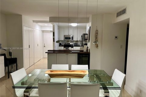 Condo in Sunny Isles Beach, Florida, 2 bedrooms  № 2067622 - photo 16