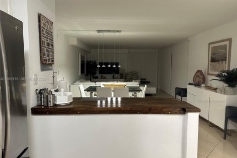 Condo in Sunny Isles Beach, Florida, 2 bedrooms  № 2067622 - photo 15