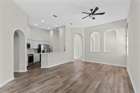 Villa ou maison à vendre à Kissimmee, Floride: 4 chambres, 180.32 m2 № 2356595 - photo 4