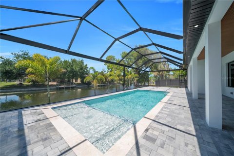 Villa ou maison à vendre à Cape Coral, Floride: 4 chambres, 179.77 m2 № 2199493 - photo 2