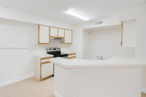 Condo in Sunrise, Florida, 1 bedroom  № 2068062 - photo 2
