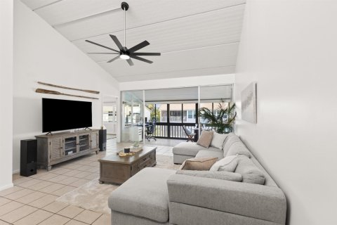 Condo in Stuart, Florida, 2 bedrooms  № 2082348 - photo 2