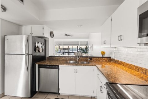 Condo in Stuart, Florida, 2 bedrooms  № 2082348 - photo 7
