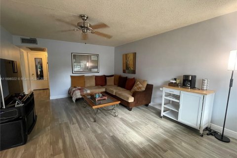 Condo in Deerfield Beach, Florida, 2 bedrooms  № 1953673 - photo 7