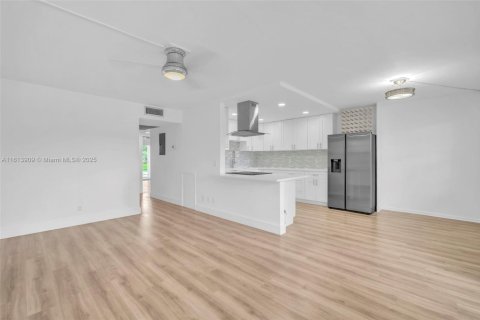 Condo in Boca Raton, Florida, 2 bedrooms  № 1712303 - photo 1