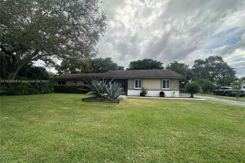 Снять в аренду виллу или дом в Хомстед, Флорида 3 спальни, 160.26м2, № 1965605 - фото 2