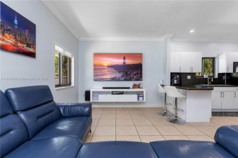 Casa en venta en Miami, Florida, 4 dormitorios, 175.4 m2 № 1969371 - foto 11