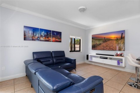 Casa en venta en Miami, Florida, 4 dormitorios, 175.4 m2 № 1969371 - foto 10