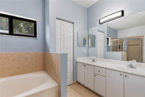 Casa en venta en Miami, Florida, 4 dormitorios, 175.4 m2 № 1969371 - foto 25